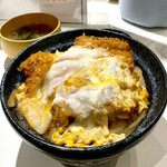 福与志 - かつ丼 900円　味噌汁、お新香付き