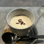 cuisine C - 丹波の黒豆と蕪を使ったスープ。ふわふわコーヒー風味の泡　カカオニブ