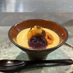 cuisine C - 野菜のプリン。万次郎南瓜。上はバターナッツ南瓜。そして右手前はウニ。どれもオレンジ系の同色だがそれぞれが違った味わい。