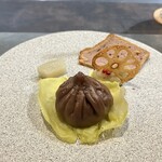 cuisine C - 小籠包仕立て。猪肉と椎茸の旨みがギュッと感じられる肉感の良い中身です。　奥には蓮根パウダー使ったシフォンケーキ。