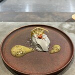 cuisine C - 黒胡麻のブランマンジェ　キウイのピュレと奥にはドライトマト　上の種はアマニ