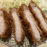 Tonkatsu Masaru - 熟成ロースの断面アップ