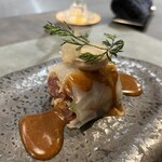 cuisine C - バチマグロ、蛤、トレビス、紫人参、ピンクカブ。上はにんじんの葉っぱを揚げたもの。これまた食感が楽しく、ソースと合う、