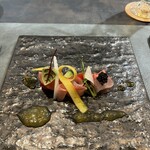 cuisine C - 金目鯛の昆布締めに　黄にんじん、紅くるり(大根)、菊芋など　色鮮やかで華やか。