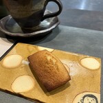 cuisine C - さっくりふんわり焼きたてフィナンシェ　柚子胡椒味！　お皿も可愛いでしょ。シェフの似顔絵。