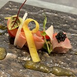 cuisine C - 金目鯛の昆布締めに　黄にんじん、紅くるり(大根)、菊芋など　色鮮やかで華やか。　手前には夏みかんの甘いソース。