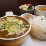 バイゲツカフェ - カレー粉を炒めるところから作り上げた、スパイシーかつ旨味たっぷりのチキンカレー。とろーりチーズをかけてオーブンで焼き上げました。