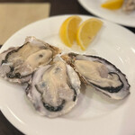 Oysterbar W - ◇SNSフォロークーポンでいただいた真牡蠣3人分。
                      こちらは兵庫県産だそう。