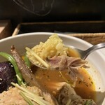 東京ドミニカ - チキン、ターメリックライス、スープ(黄)