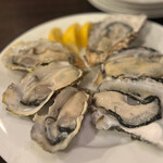 Oysterbar W - ◯本日の真牡蠣
                        …写真は3人分の盛り合わせです。
                        右側は岩手県大船渡産、左側は宮城県産。