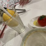 横浜チーズカフェ - レモンソーダとトマトの前菜