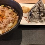 Teuchi Udon Ganchan - 肉うどん　ちくわ天　昆布おにぎり