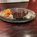 旬菜処 びいどろ - 石垣牛ステーキ。焼き加減、焼き目の香ばしさ、付け合わせがいい。絶妙な塩加減。