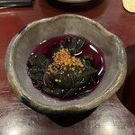 旬菜処 びいどろ - 葉っぱの裏の紫の色素が出て綺麗なお浸し。ちょっと粘りもあり。何も言う葉っぱだったかしら、、、
