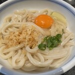 はやし家製麺所 - 釜玉うどんは、熱いうどんに生卵をのせて