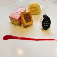 トレ・コローネ - いちごムース、バニラアイス、紅茶のサブレ