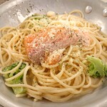 路地裏カフェ - サーモンのクリームパスタ1400円
            サラダとドリンク付き。