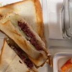 セピアコーヒー - コンビーフ&チーズのホットサンド