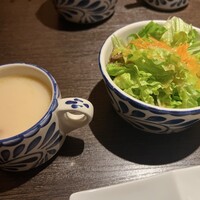 横浜焼肉kintan - テールスープとセットのサラダ。どちらもおかわり無料