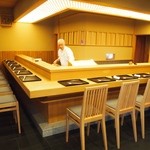 弥助 - 高級感溢れる店内