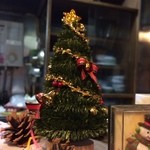 彦市 - カウンターにはミニクリスマスツリー