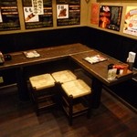炭火焼鳥 喜鳥家 - 10名様位のあつまりにぴったりのテーブル席。