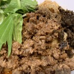 しろくま - 豚ミンチ。なんかいろいろ和えてありました。