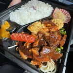 食べリバティ - 赤ウインナーが目を惹きます