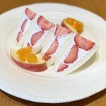 水信フルーツパーラーラボ - 苺のサンドウィッチ