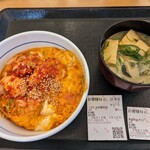 なか卯 - 旨辛親子丼（小）と季節のみそ汁