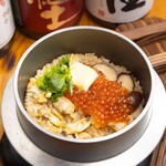 Butter Kamameshi (rice cooked in a pot) with plenty of clams and salmon roe