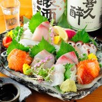 Carefully selected! Assortment of five and eight types of fresh fish sashimi that is in season now