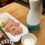 酒津屋 - マグロ刺し　この日はとんぼっぽいピンク色。