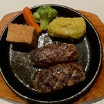 白金亭 - 名物ハンバーグ。