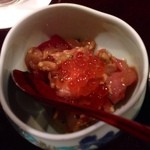 鮨 波やし - ［１回目］イクラと鯛と納豆の和え物を海苔に巻いて…