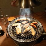 肉のよいち - 家族カルビには必要十分な脂の旨味があり
            この値段でこれだけの肉質と味わいが提供されてることは
            凄いなあと思える
            
            豚トロや豚カルビは脂に嫌な味わいが一切無く
            滲み出る脂の味わいが良いよねえ♪