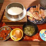 Nikuno Yoichi - 蓋を取ってみた
                        
                        これだけのお肉があって羽釜ご飯が付いてきて
                        1,200円っておかしくないか❔(笑)
                        
                        普通の茶碗提供のご飯でお肉もこれだけあったら
                        普通の焼肉店なら1,700円以上は掛かる筈だぞっ❕