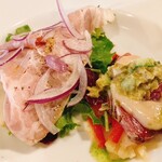 ビストロ カフェ デリ ポキナ369 - オードブル　自家製スモークハムとヨコワの炙りカルパッチョ
