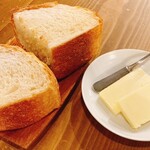 Bisutoro Kafe Deri Pokina Sanroku Kyuu - 自家製フォカッチャとバター