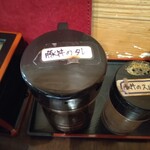 炭火焼豚丼柏家 - 卓上にあるタレとスパイス