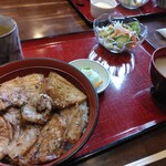 炭火焼豚丼柏家 - セットはサラダをチョイス