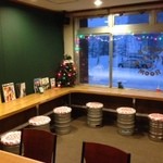 TEPPA ROOM - 窓側カウンターはビール樽製。雪を眺めがながら飲むビールもまた良し♪