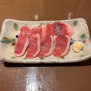 東京では珍しいヤギ刺しが味わえます！