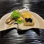 富小路 やま岸 - 鶴の皿に盛り付け