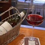 ステーキハウス バロン - ワインを選ぶように言われましたが、なかなか値段がはったので一番安そうな赤ワインのハーフを選択。