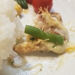 キッチン ブルー グローブ - ポワレにいんげん豆を乗せます