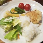 キッチン ブルー グローブ - 再びご飯、サラダを乗せます