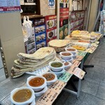 Asian Dining NAMASTE HIMAL - ★お店を出るとテイクアウトの商品が並んでいました。