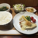 キッチン ブルー グローブ - ひめ鯛のポワレ　柚子香るキャベツのブルーテソース