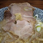 Yaki Miso Ramen Yadoya - 大きな肩ロースの煮豚